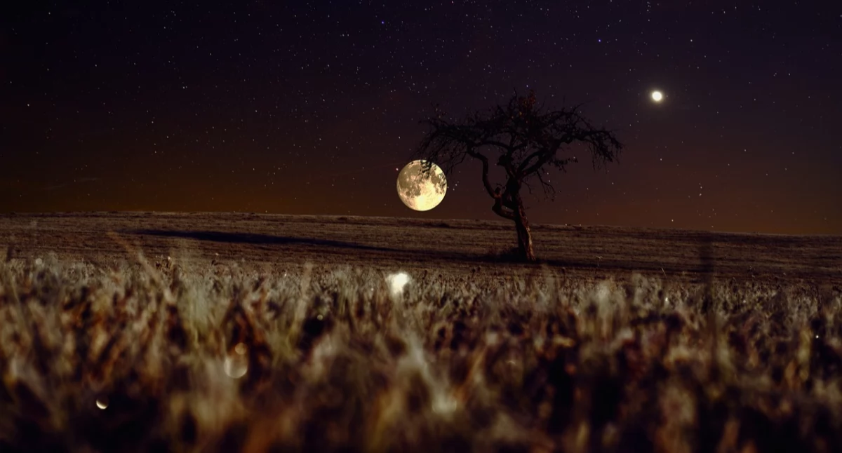 Zdjęcie dwóch księżyców nocą/ Piabay.com