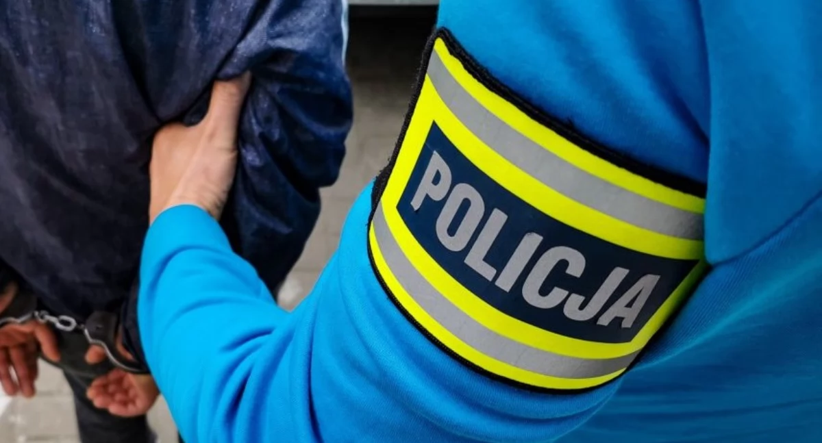 Zdjęcie policjanta prowadzącego zatrzymanego mężczyznę/ podlaska.policja.gov.pl