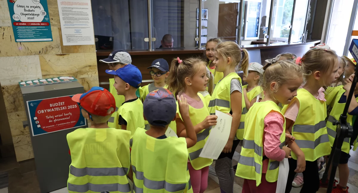 Zdjęcie dzieci w urzędzie miejskim w Białymstoku przy urnie/ bialystok.pl