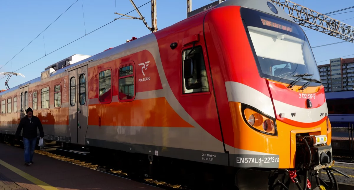 Zdjęcie pociągu na peronie/ wrotapodlasia.pl