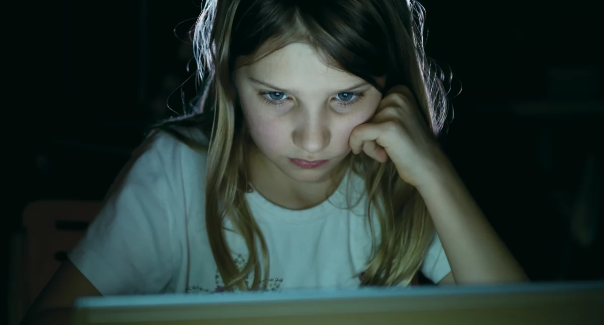Zdjęcie dziewczynki przed ekranem monitora