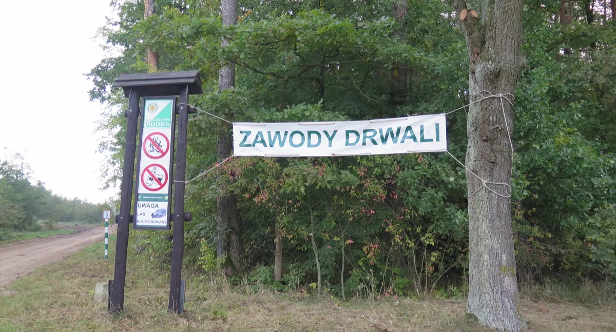 Zdjęcie banneru informującego o zawodach drwali/ Iga Kunicka