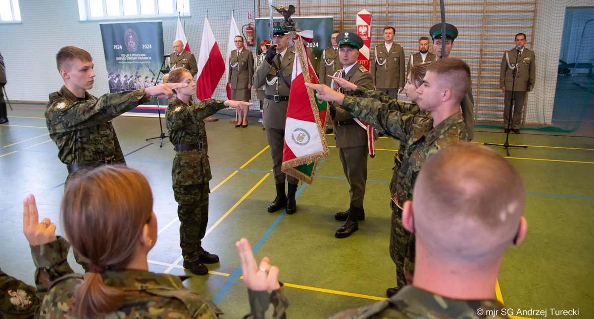 Zdjęcie strażników granicznych składających przysięgę/ SG