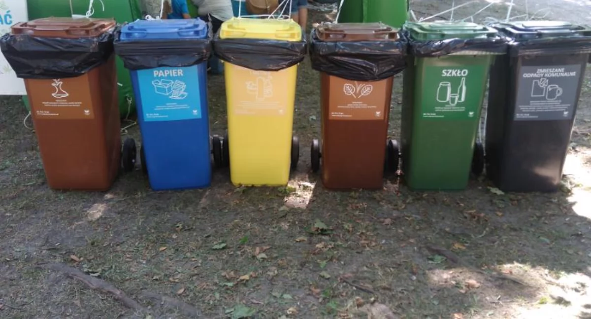 Zdjęcie kubłów na śmieci w Białymstoku/ DDB