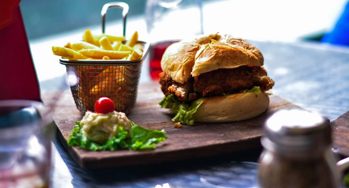 Zdjęcie hamburgera z frytkami/ Pixabay.com