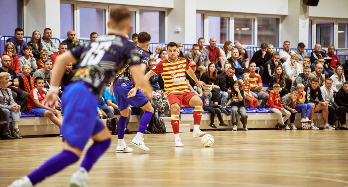 Zdjęcie piłkarzy futsalu na hali sportowej/ mat. pras.