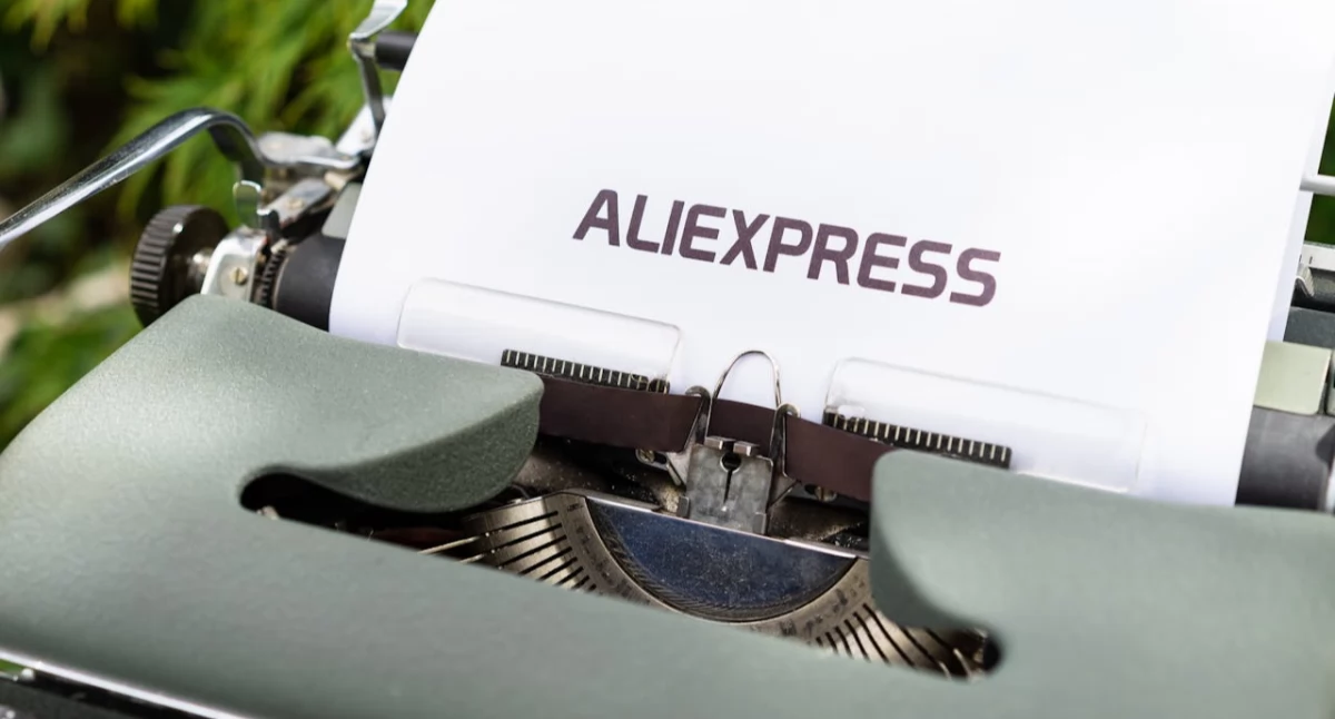Zdjęcie maszyny do pisania z napisem AliExpress/ pexels-markus-winkler