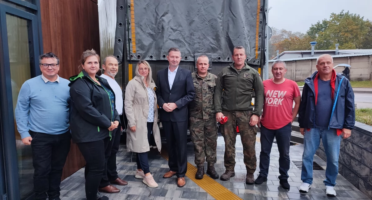 Zdjęcie z przekazania transportu w pomocą dla powodzian/ powiatbialostocki.pl