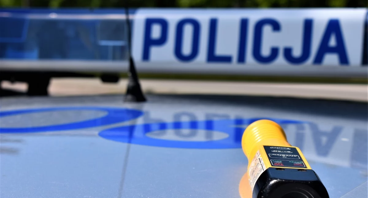 Zdjęcie urządzenia do badania alkoholu w wydychanym powietrzu leżące na radiowozie/ podlaska.policja.gov.pl