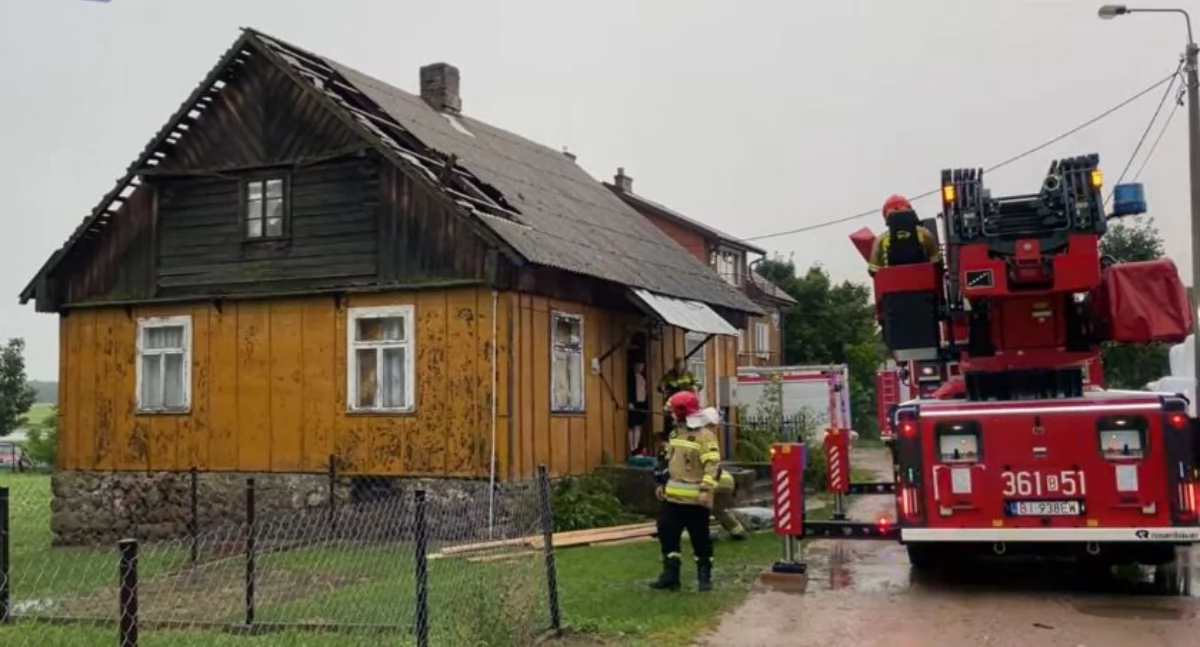 Zdjęcie strażaków pomagający sprzątać posesję po przejściu wichury/ zrzut ekranu z YouTube.com