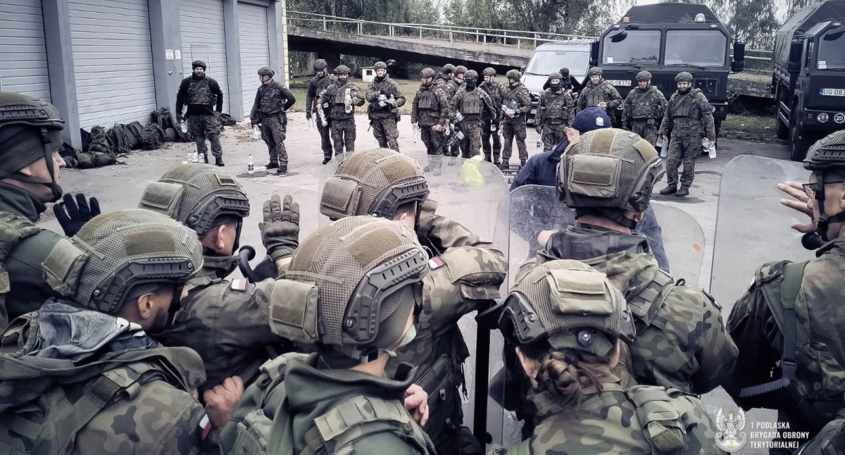 Zdjęcie policjantów i terytorialsów podczas szkolenia/ 1PBOT