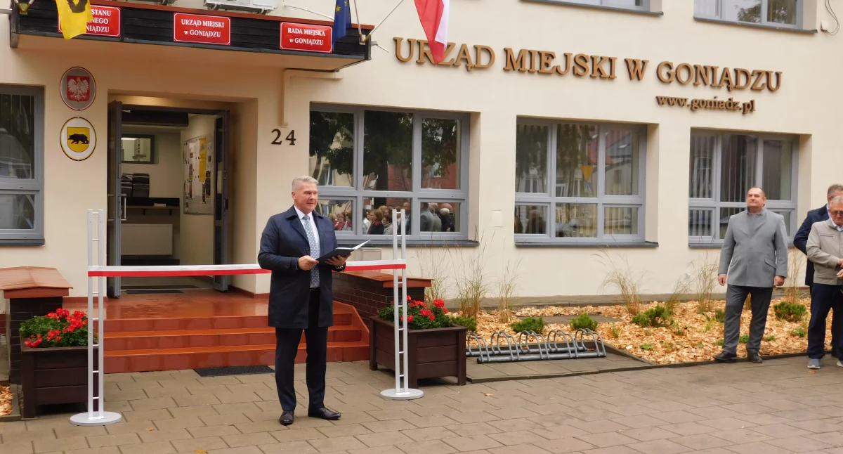 Zdjęcie burmistrza Goniądza przed budynkiem urzędowym podlaskie.eu