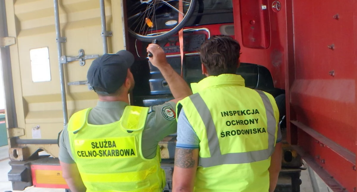 Zdjęcie funkcjonariuszy przy zatrzymanej ciężarówce z niebezpiecznymi odpadami/ WIOŚ