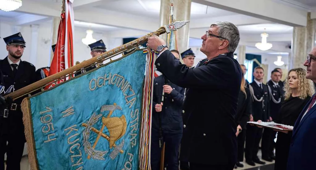 Zdjęcie strażaków z Kuczyna podczas uroczystości 70-lecia jednostki/ podlaskie.eu