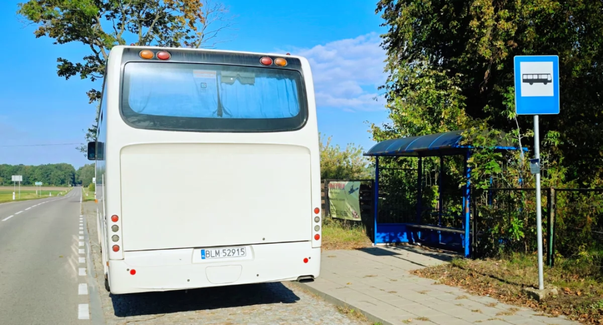 Zdjęcie autobusu PKS Nova na przystanku/ PKS Nova