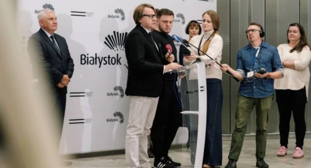 Zdjęcie dyrektora Muzeum Pamięci Sybiru z dziennikarzami i prezydentem Białegostoku/ Muzeum Pamięci Sybiru