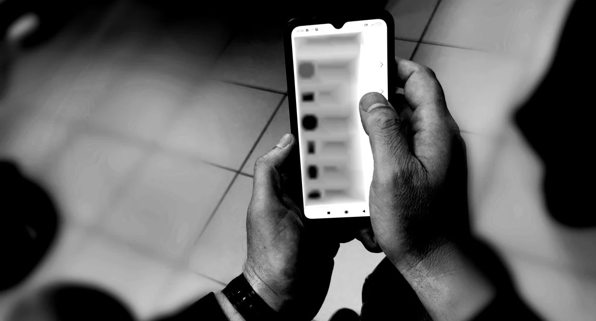 Zdjęcie telefonu komórkowego trzymanego w ręce/ podlaska.policja.gov.pl