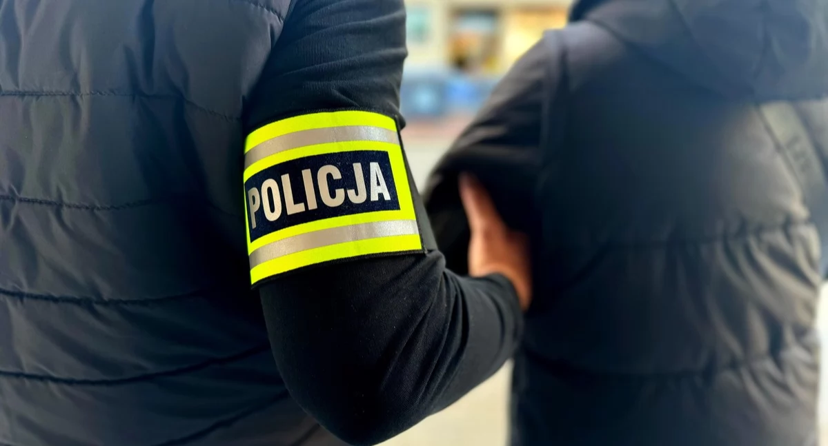 Zdjęcie policjanta prowadzącego zatrzymaną kobietę/ podlaska.policja.gov.pl