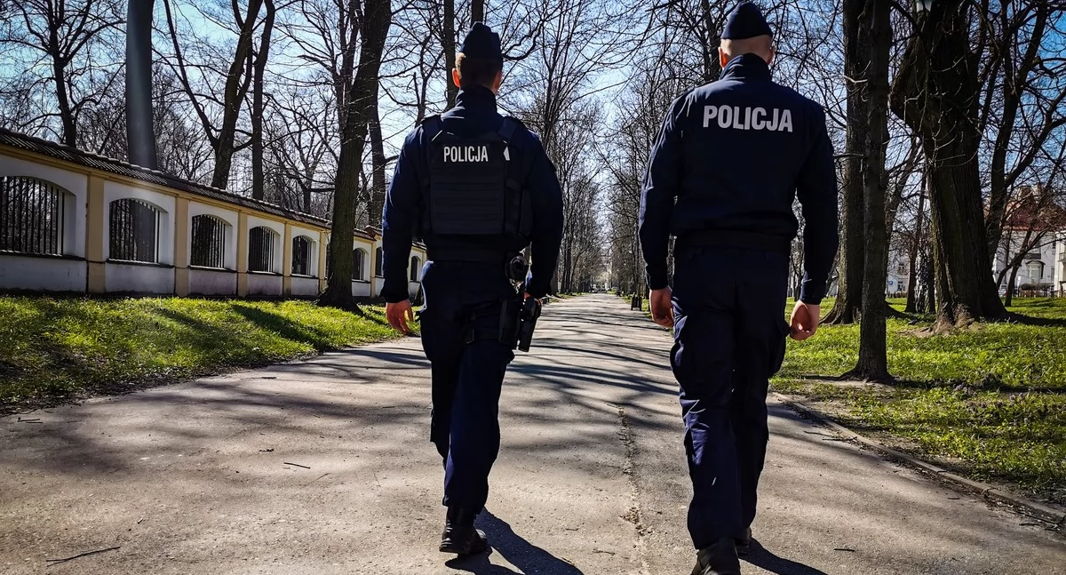 Zdjęcie policjantów idących parkową alejką w Białymstoku/ podlaska.policja.gov.pl