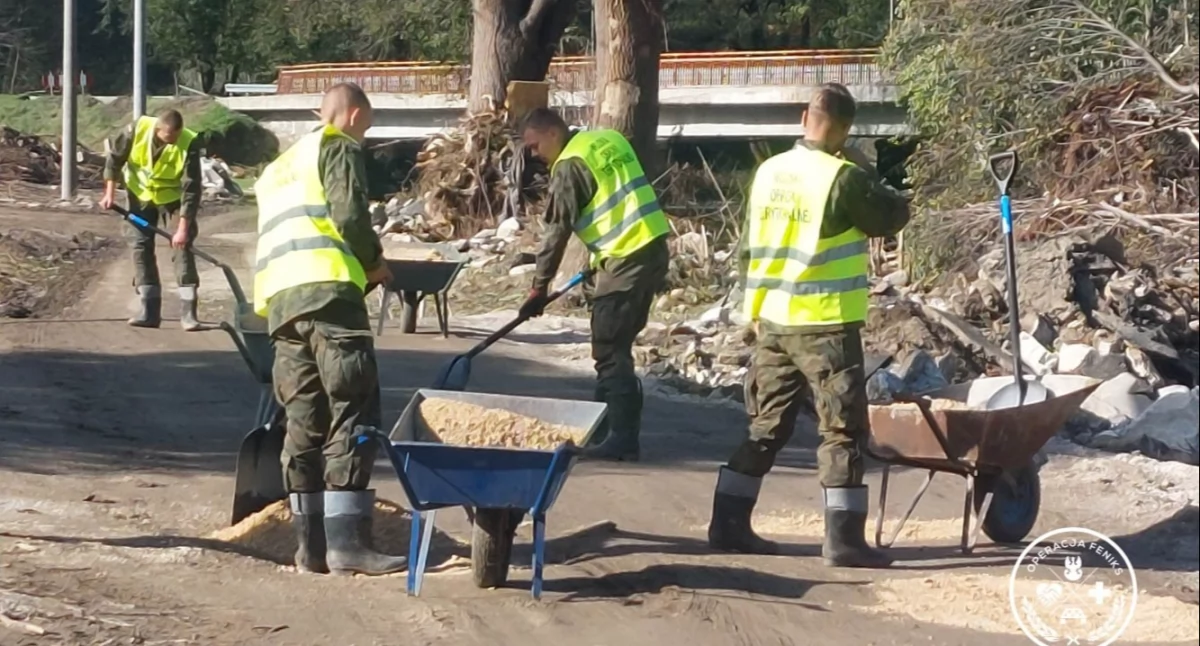 Zdjęcie terytorialsów pomagających w na terenach powodziowych/ 1PBOT