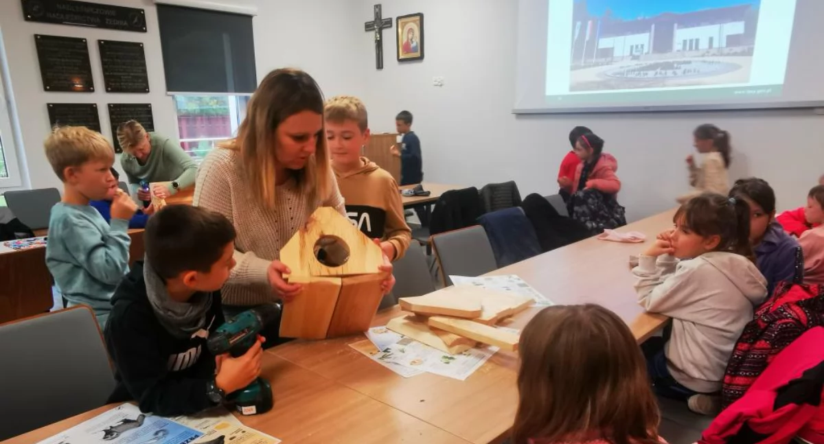 Zdjęcie dzieci biorących udział w warsztatach z budowy ekologicznych domków dla jeży/ Justyna Bójko