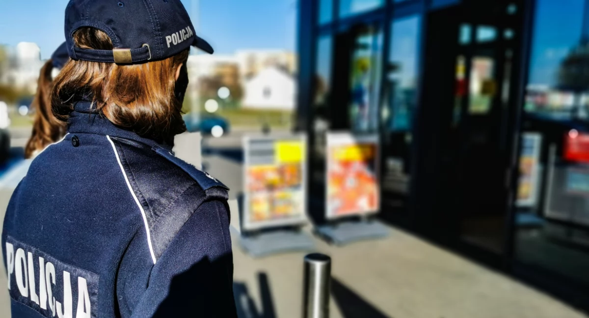 Zdjęcie policjantek przed wejściem do dyskontu/ podlaska.policja.gov.pl