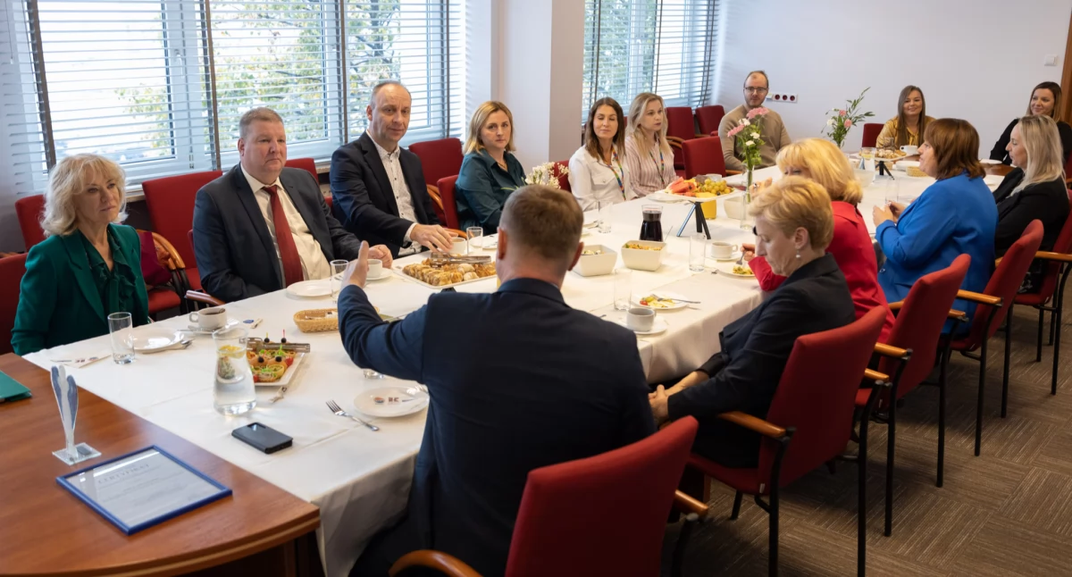 Zdjęcie nauczycieli w urzędzie marszałkowskim/ podlaskie.eu