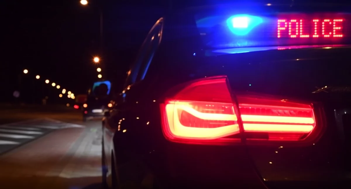 Zdjęcie policyjnego radiowozu nocą/ podlaska.policja.gov.pl