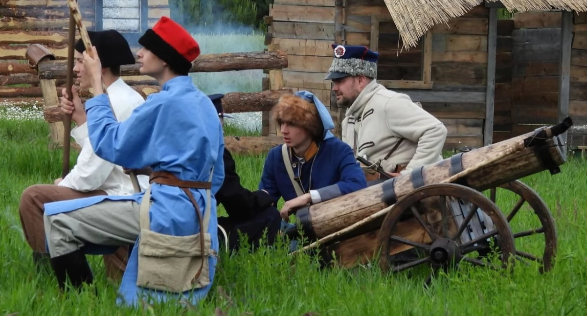 Zdjęcie rekonstruktorów z okresu Powstania Styczniowego/ M-GCKiS