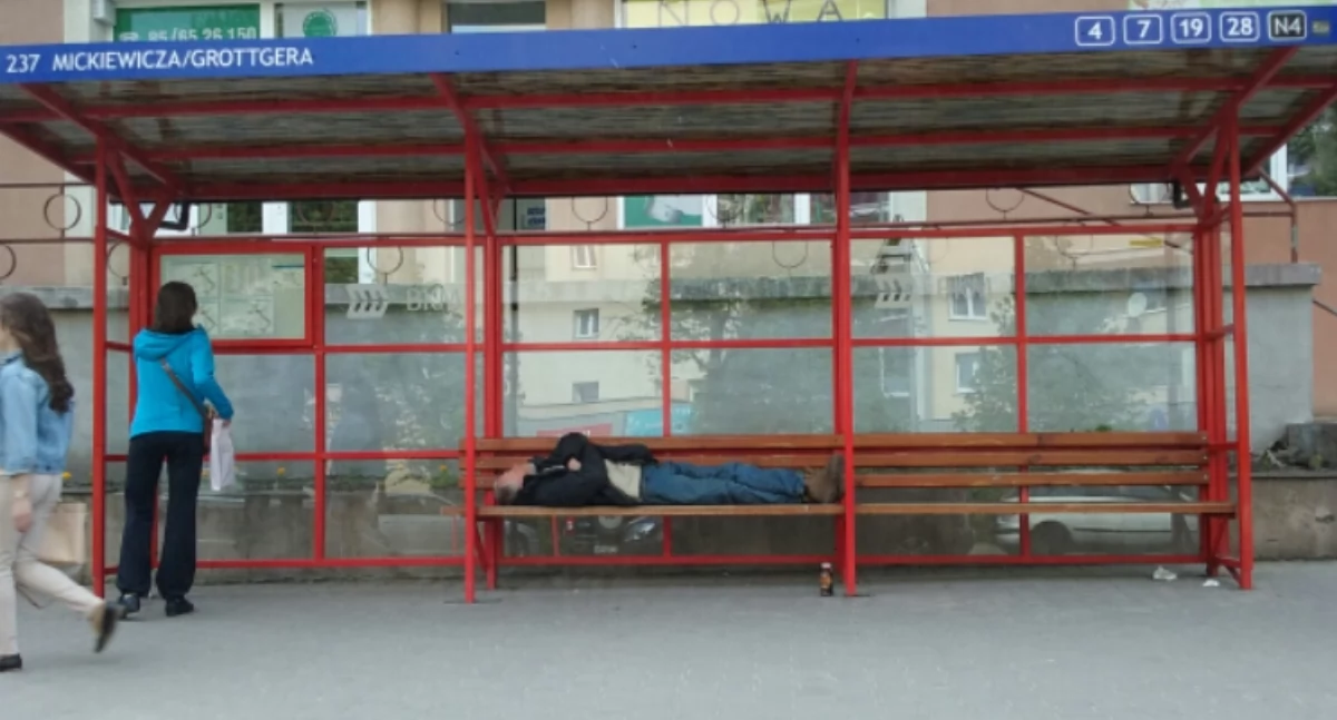 Zdjęcie mężczyzny śpiącego na przystanku autobusowym/ Fakty Białystok