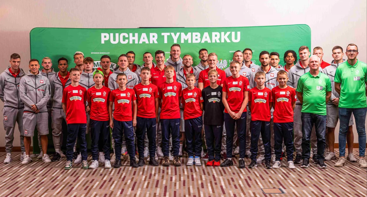 Zdjęcie laureatów XXIV edycji Pucharu Tymbarku z piłkarzami polskiej kadry narodowej/ PZPN
