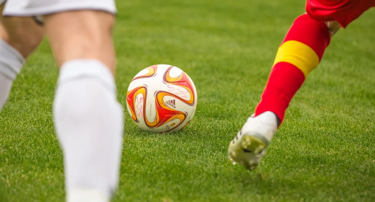 Zdjęcie piłkarzy z piłką na boisku/ Pixabay.com/ football