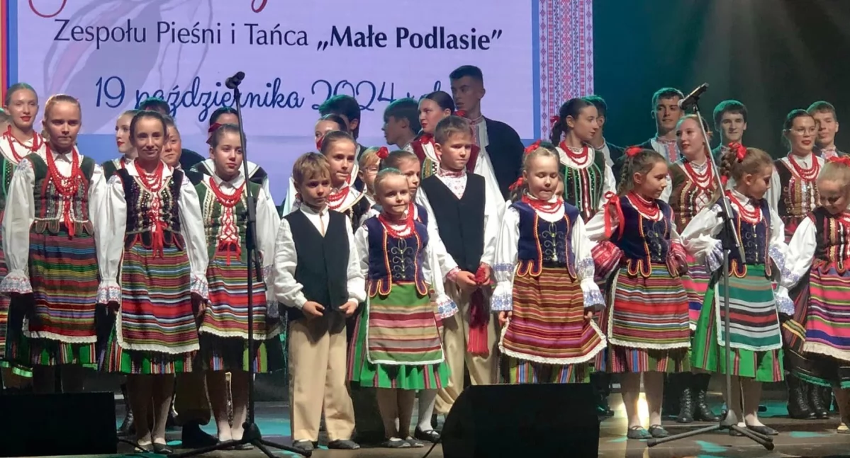 Zdjęcie członków zespołu „Małe Podlasie” na scenie/ podlaskie.eu