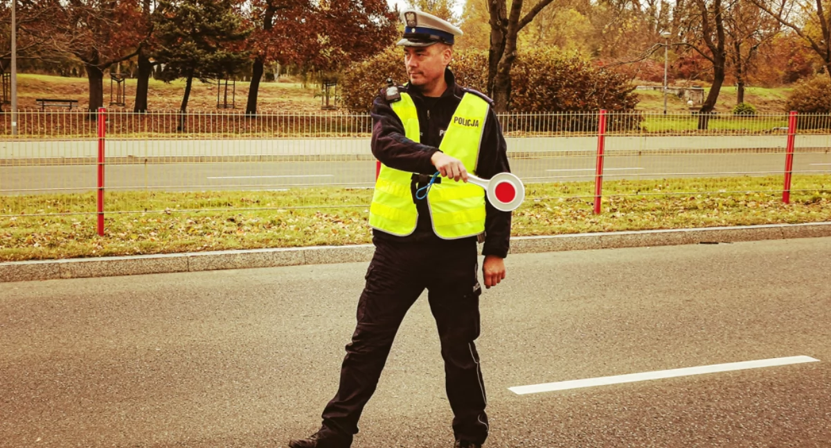 Zdjęcie policjanta zatrzymującego pojazd/ podlaska.policja.gov.pl