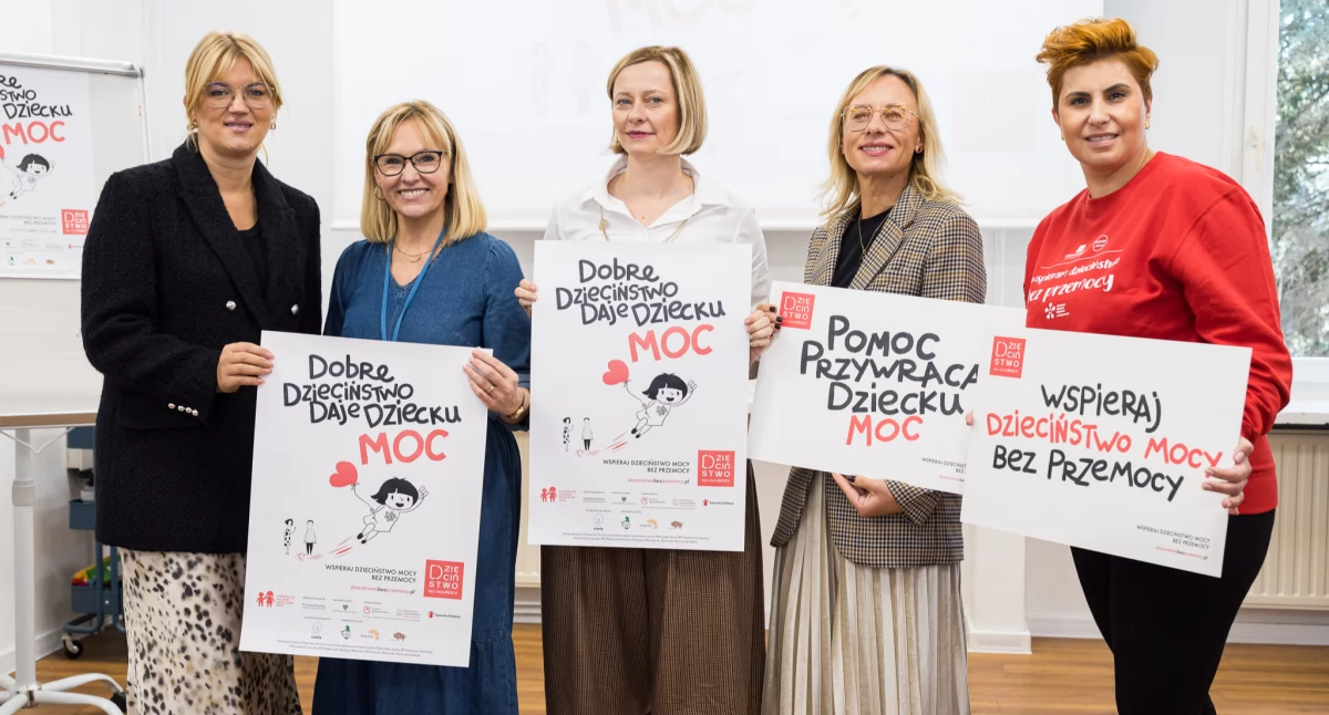 Zdjęcie członków Podlaskiej Rady Kobiet z tabliczkami/ podlaskie.eu