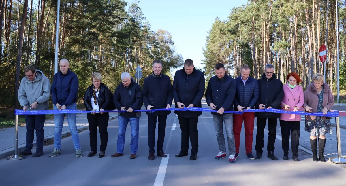 Zdjęcie z momentu przecinania wstęgi na nowo wybudowanej drodze w Dobrzyniewie Dużym/ powiatbialostocki.pl
