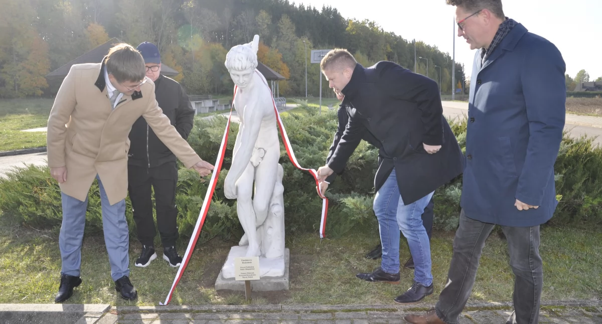 Zdjęcie z odsłonięcia rzeźby Dyskobola w WOSiR Szelment/ WOSiR Szelment