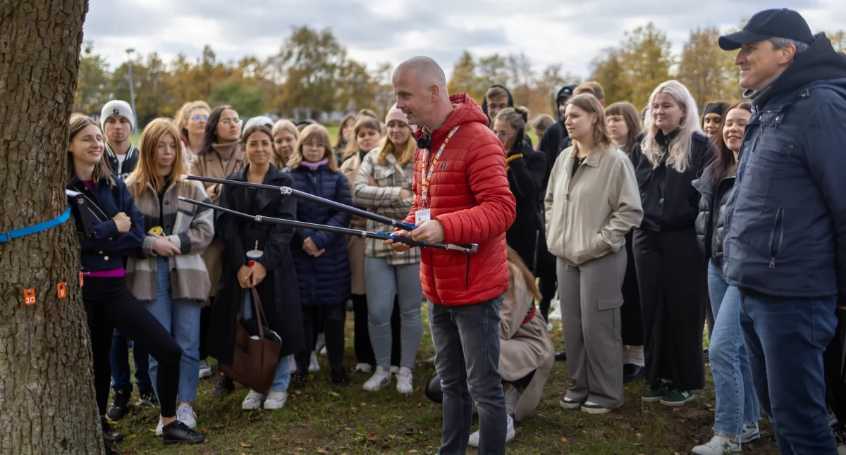 Zdjęcie z pomiaru gruszy na kampusie Politechniki Białostockiej/ Dariusz Piekut