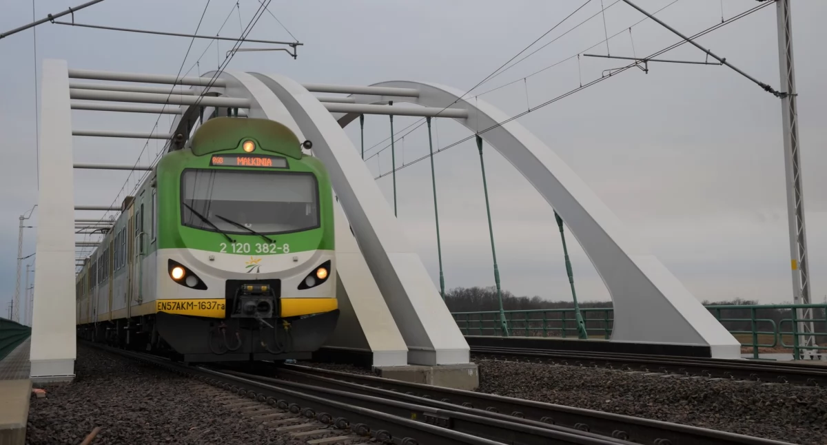 Zdjęcie pociągu na moście/ PKP Intercity
