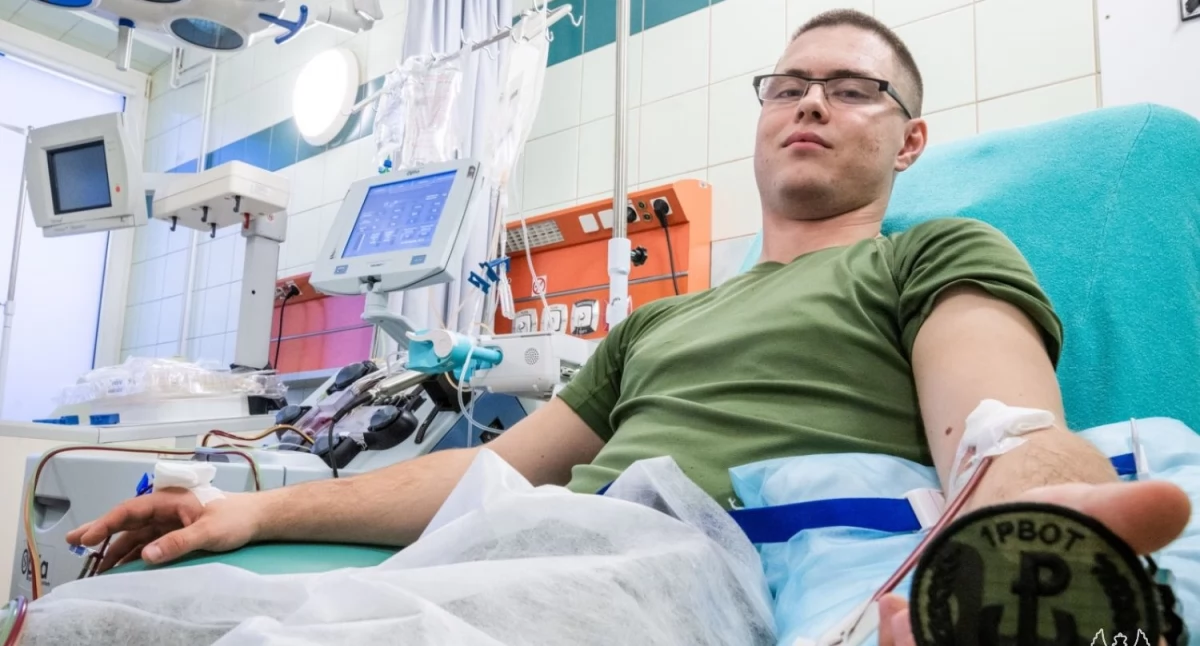 Zdjęcie żołnierza WOT oddającego szpik kostny/ 1PBOT