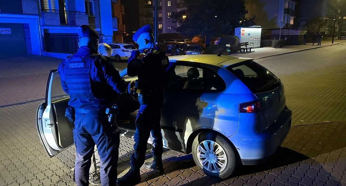 Zdjęcie policjantów przy zatrzymanym samochodzie/ podlaska.policja.gov.pl