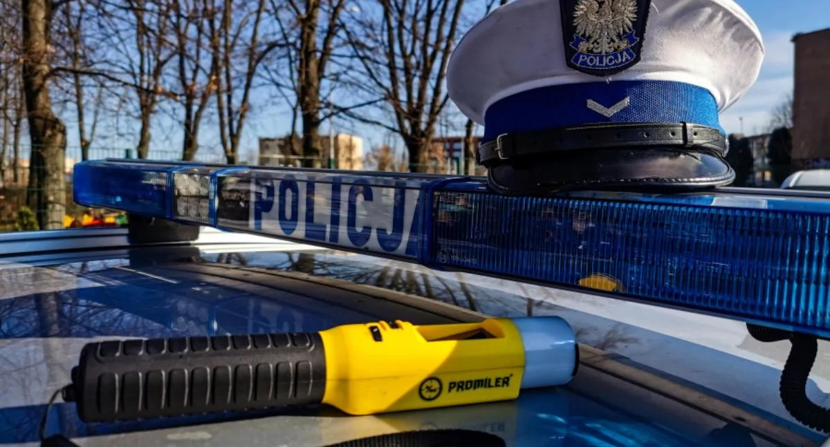 Zdjęcie policyjnej czapki i promilera na radiowozie/ podlaska.policja.gov.pl