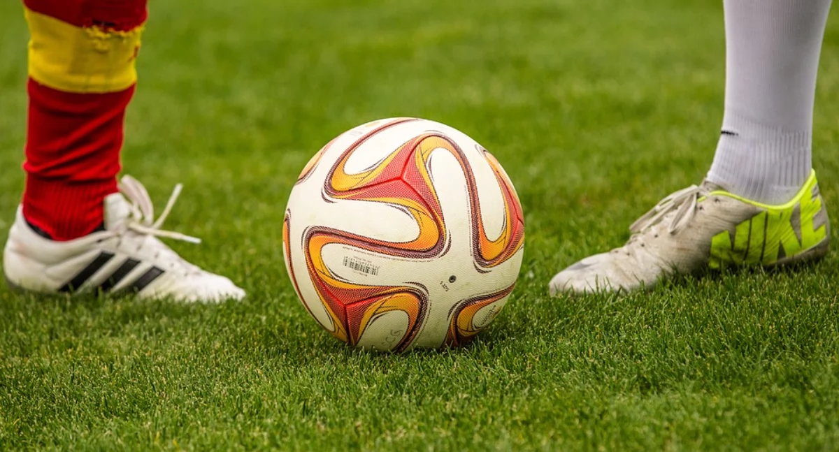 Zdjęcie piłkarzy z piłką na boisku/ Pixabay.com/ football