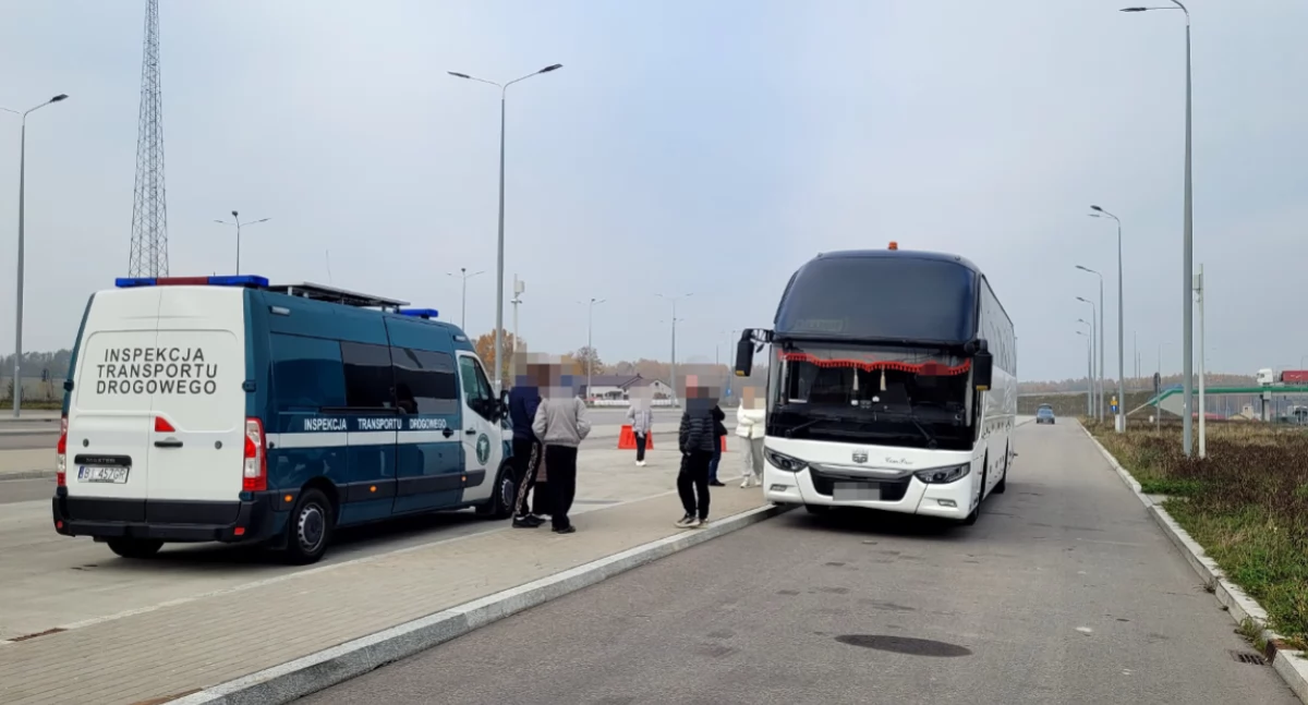 Zdjęcie zatrzymanego autokaru i pojazdu WITD/ WITD