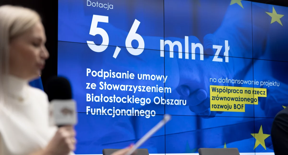 Zdjęcie tablicy z kwotą dotacji/ podlaskie.eu