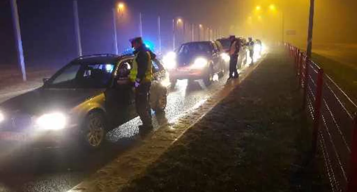 Zdjęcie policjantów kontrolujących auta osobowe/ podlaska.policja.gov.pl
