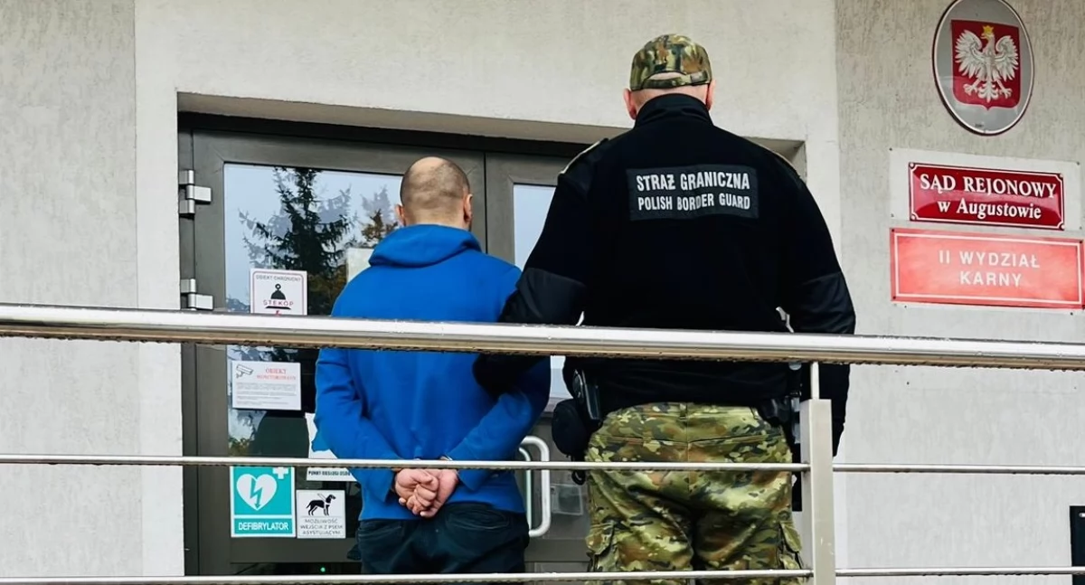 Zdjęcie strażnika granicznego prowadzący do sądu zatrzymanego mężczyznę/ SG