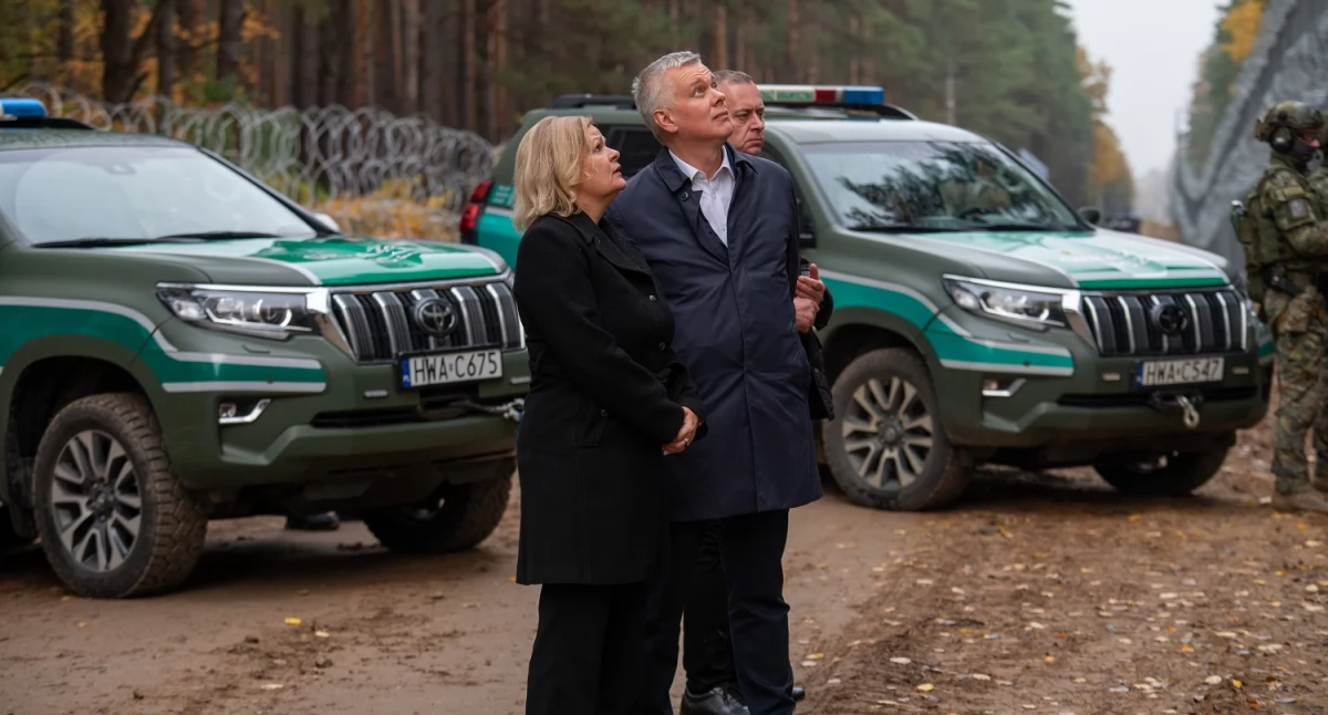 Zdjęcie ministrów MSWiA Polski i Niemiec pod zaporą na granicy polsko - białoruskiej/ SG