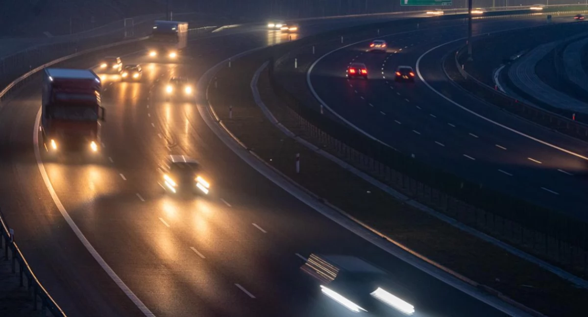 Zdjęcie samochodów na trasie szybkiego ruchu nocą/ GDDKiA