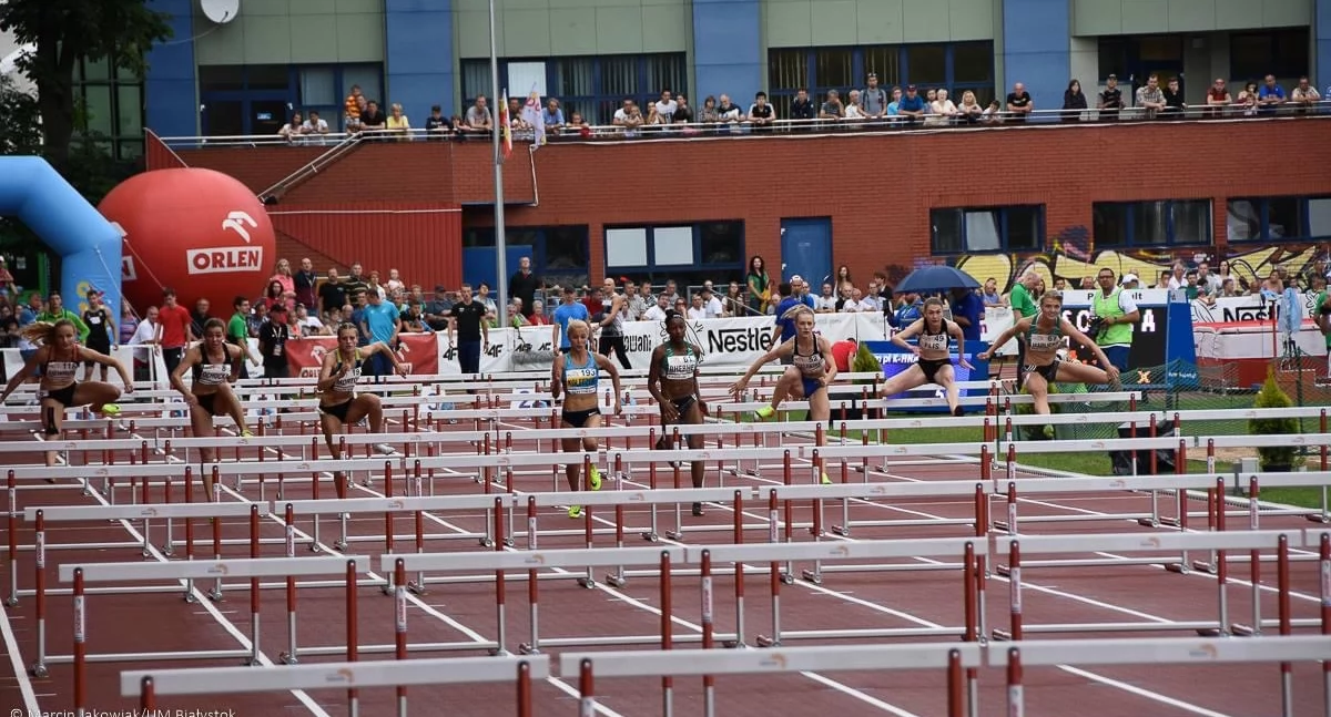 Zdjęcie biegaczy przez płotki na stadionie lekkoatletycznym w Białymstoku/ bialystok.pl